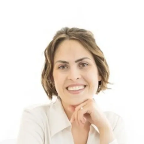 Smiling portrait of Jenna Phan, your Calgary pediatric sleep consultant